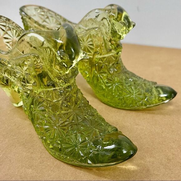 Vintage Clear Avocado Green Starburst Pinwheel Fan Pressed Art Glass Shoes - Picture 4 of 16